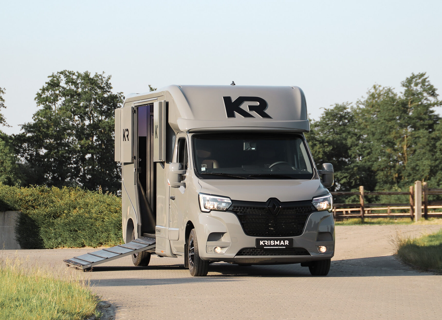 Paardencamionette in een grijze kleur van het merk Krismar.