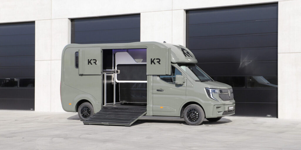 Krismar 2-paards paardencamionette op Renault-chassis in borstbalkuitvoering geleverd aan Franse amazone