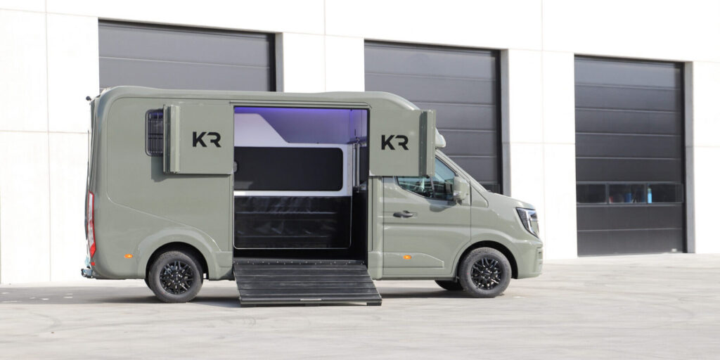 Groene Krismar 2-paards paardencamionette op Renault-chassis in borstbalkuitvoering geleverd aan Franse amazone