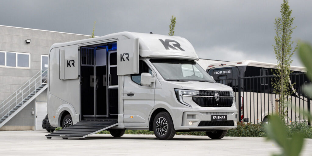 Een Krismar 2-paards uit voorraad met 3-zits Renault cabine, hengstenlayout, zadelruimte en een moderne grijze afwerking met stoere velgen.